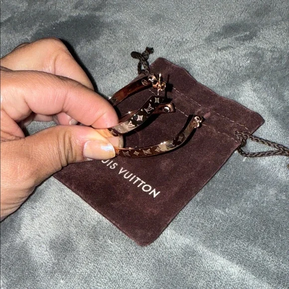 Louis Vuitton rose gold Monogram Hoop Earrings pristine condition - Picture 1 of 7